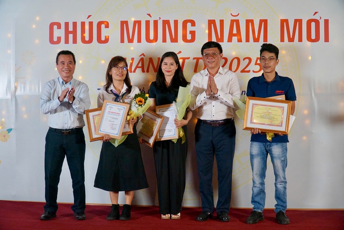 Báo Người Lao Động nhận 2 giải báo chí về chuyển đổi số TP HCM- Ảnh 4. Báo Người Lao Động nhận 2 giải báo chí về chuyển đổi số TP HCM- Ảnh 4.