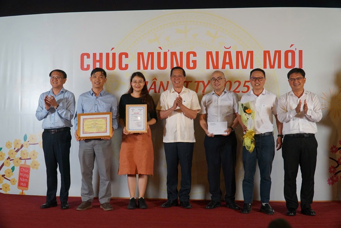 Báo Người Lao Động nhận 2 giải báo chí về chuyển đổi số TP HCM- Ảnh 2. Báo Người Lao Động nhận 2 giải báo chí về chuyển đổi số TP HCM- Ảnh 2.