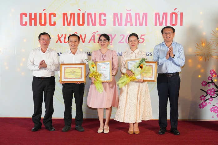 Báo Người Lao Động nhận 2 giải báo chí về chuyển đổi số TP HCM- Ảnh 3. Báo Người Lao Động nhận 2 giải báo chí về chuyển đổi số TP HCM- Ảnh 3.