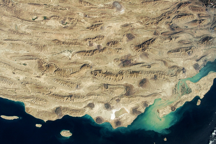 Bên dưới Iran và Iraq, vỏ Trái Đất đang tách đôi- Ảnh 1. Bên dưới Iran và Iraq, vỏ Trái Đất đang tách đôi- Ảnh 1.