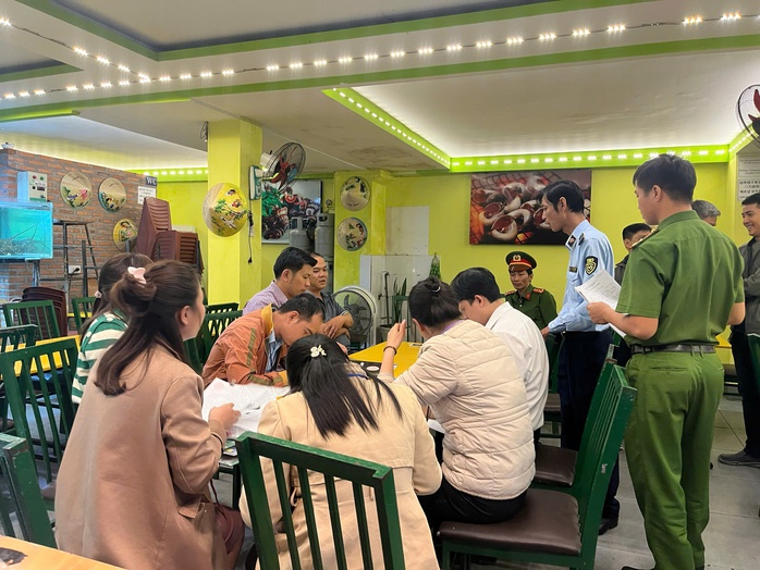 Canh ban đêm, Đoàn kiểm tra TP Nha Trang làm việc với chủ quán bị tố "chặt chém"- Ảnh 2. Canh ban đêm, Đoàn kiểm tra TP Nha Trang làm việc với chủ quán bị tố "chặt chém"- Ảnh 2.