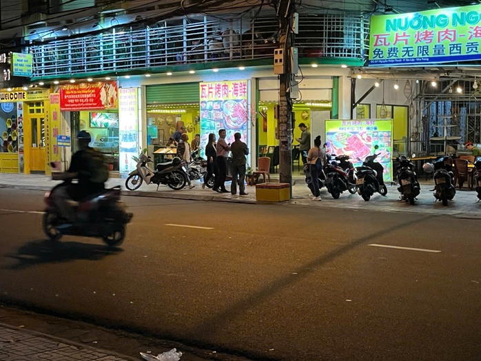 Canh ban đêm, Đoàn kiểm tra TP Nha Trang làm việc với chủ quán bị tố "chặt chém"- Ảnh 1. Canh ban đêm, Đoàn kiểm tra TP Nha Trang làm việc với chủ quán bị tố "chặt chém"- Ảnh 1.