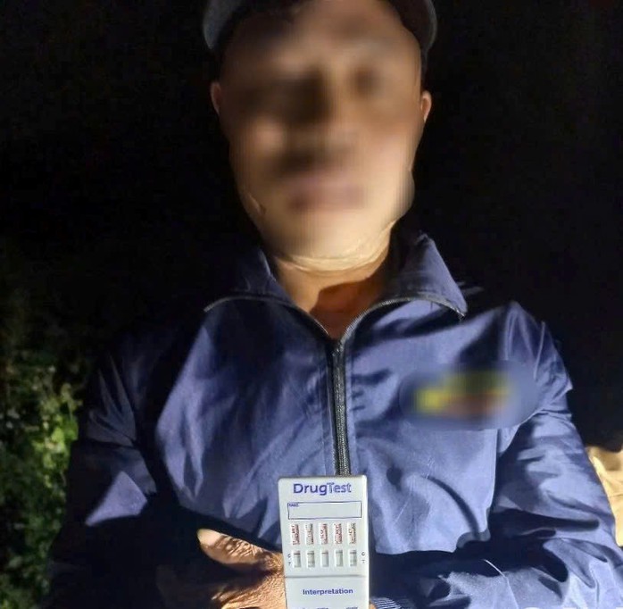 Bị kiểm tra, tài xế dương tính với ma túy điều khiển xe khách bỏ chạy- Ảnh 1. Bị kiểm tra, tài xế dương tính với ma túy điều khiển xe khách bỏ chạy- Ảnh 1.