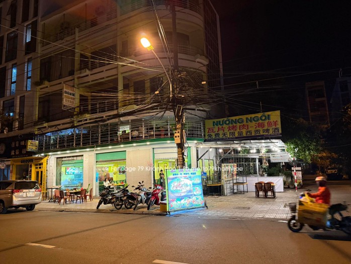 Quán ăn bị tố "chặt chém" ở Nha Trang: Ngày đóng cửa, đêm vẫn mở bán?- Ảnh 2. Quán ăn bị tố "chặt chém" ở Nha Trang: Ngày đóng cửa, đêm vẫn mở bán?- Ảnh 2.