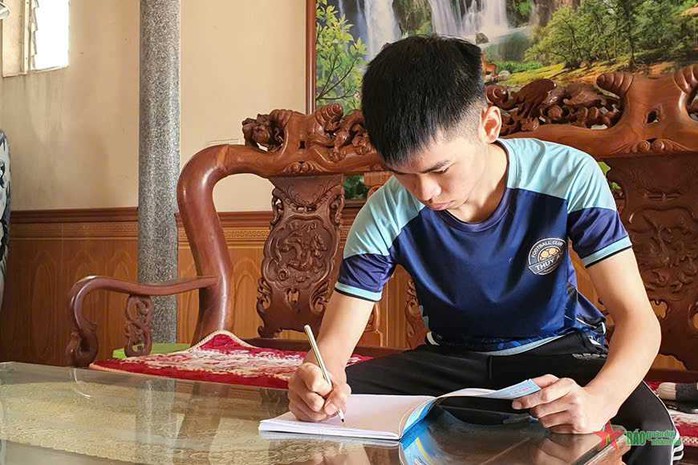 Hai anh em song sinh 18 tuổi cùng viết đơn tình nguyện lên đường tòng quân- Ảnh 1. Hai anh em song sinh 18 tuổi cùng viết đơn tình nguyện lên đường tòng quân- Ảnh 1.