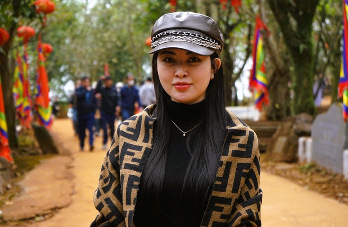 Du khách thi nhau bỏ tiền, xoa hòn đá trên đỉnh huyệt đạo thiêng núi Nưa- Ảnh 5. Du khách thi nhau bỏ tiền, xoa hòn đá trên đỉnh huyệt đạo thiêng núi Nưa- Ảnh 5.