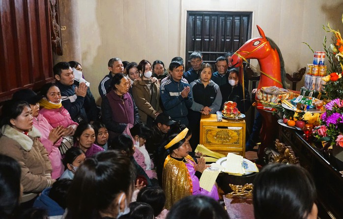 Du khách thi nhau bỏ tiền, xoa hòn đá trên đỉnh huyệt đạo thiêng núi Nưa- Ảnh 7. Du khách thi nhau bỏ tiền, xoa hòn đá trên đỉnh huyệt đạo thiêng núi Nưa- Ảnh 7.
