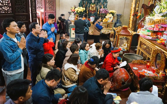 Du khách thi nhau bỏ tiền, xoa hòn đá trên đỉnh huyệt đạo thiêng núi Nưa- Ảnh 6. Du khách thi nhau bỏ tiền, xoa hòn đá trên đỉnh huyệt đạo thiêng núi Nưa- Ảnh 6.