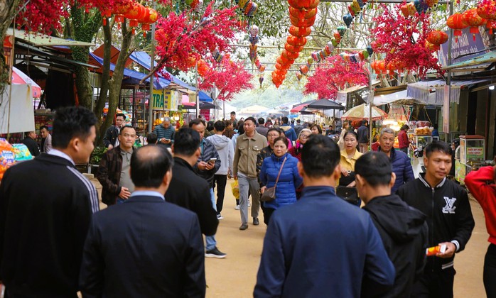 Du khách thi nhau bỏ tiền, xoa hòn đá trên đỉnh huyệt đạo thiêng núi Nưa- Ảnh 1. Du khách thi nhau bỏ tiền, xoa hòn đá trên đỉnh huyệt đạo thiêng núi Nưa- Ảnh 1.
