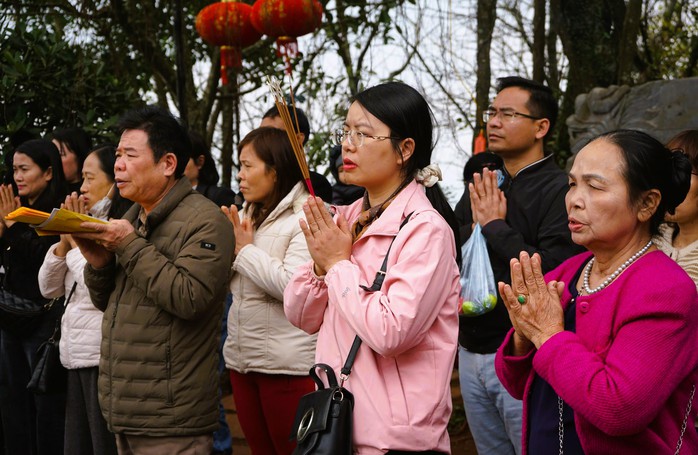 Du khách thi nhau bỏ tiền, xoa hòn đá trên đỉnh huyệt đạo thiêng núi Nưa- Ảnh 9. Du khách thi nhau bỏ tiền, xoa hòn đá trên đỉnh huyệt đạo thiêng núi Nưa- Ảnh 9.