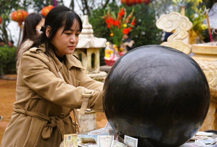 Du khách thi nhau bỏ tiền, xoa hòn đá trên đỉnh huyệt đạo thiêng núi Nưa- Ảnh 13. Du khách thi nhau bỏ tiền, xoa hòn đá trên đỉnh huyệt đạo thiêng núi Nưa- Ảnh 13.