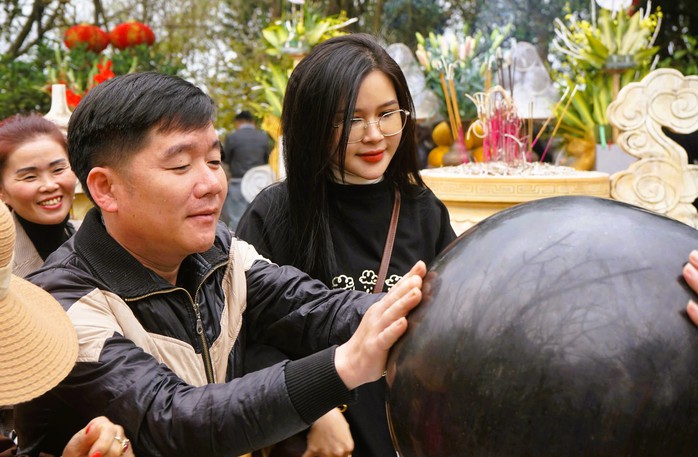 Du khách thi nhau bỏ tiền, xoa hòn đá trên đỉnh huyệt đạo thiêng núi Nưa- Ảnh 10. Du khách thi nhau bỏ tiền, xoa hòn đá trên đỉnh huyệt đạo thiêng núi Nưa- Ảnh 10.
