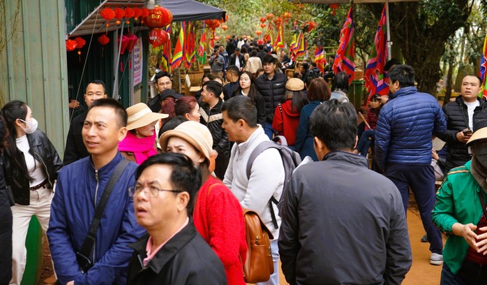 Du khách thi nhau bỏ tiền, xoa hòn đá trên đỉnh huyệt đạo thiêng núi Nưa- Ảnh 3. Du khách thi nhau bỏ tiền, xoa hòn đá trên đỉnh huyệt đạo thiêng núi Nưa- Ảnh 3.