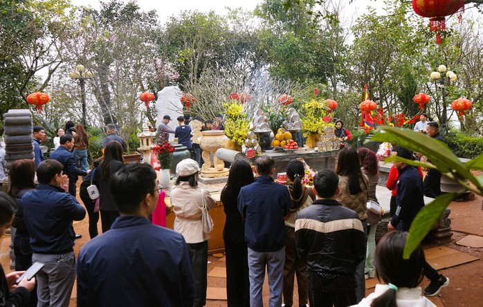 Du khách thi nhau bỏ tiền, xoa hòn đá trên đỉnh huyệt đạo thiêng núi Nưa- Ảnh 8. Du khách thi nhau bỏ tiền, xoa hòn đá trên đỉnh huyệt đạo thiêng núi Nưa- Ảnh 8.