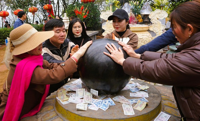 Du khách thi nhau bỏ tiền, xoa hòn đá trên đỉnh huyệt đạo thiêng núi Nưa- Ảnh 12. Du khách thi nhau bỏ tiền, xoa hòn đá trên đỉnh huyệt đạo thiêng núi Nưa- Ảnh 12.
