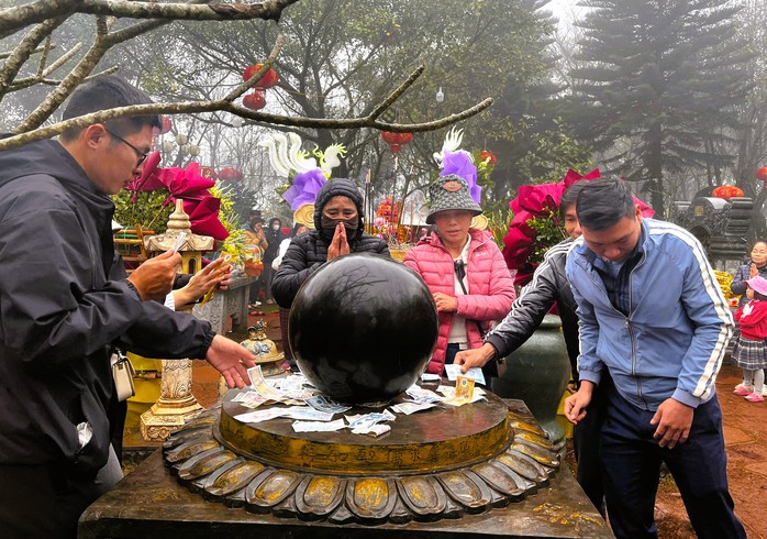 Du khách thi nhau bỏ tiền, xoa hòn đá trên đỉnh huyệt đạo thiêng núi Nưa- Ảnh 11. Du khách thi nhau bỏ tiền, xoa hòn đá trên đỉnh huyệt đạo thiêng núi Nưa- Ảnh 11.