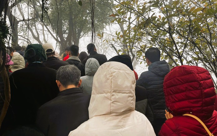 Du khách thi nhau bỏ tiền, xoa hòn đá trên đỉnh huyệt đạo thiêng núi Nưa- Ảnh 4. Du khách thi nhau bỏ tiền, xoa hòn đá trên đỉnh huyệt đạo thiêng núi Nưa- Ảnh 4.