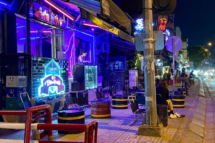 Nữ DJ chơi nhạc trên vỉa hè đường Phạm Văn Đồng, quận Gò Vấp, TP HCM Nữ DJ chơi nhạc trên vỉa hè đường Phạm Văn Đồng, quận Gò Vấp, TP HCM