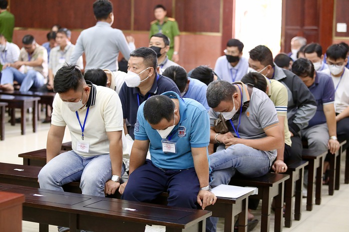 Các bị cáo không dám nhìn thẳng vào đám đông, nhất là ống kính của phóng viên Ảnh: HOÀNG TRIỀU Các bị cáo không dám nhìn thẳng vào đám đông, nhất là ống kính của phóng viên Ảnh: HOÀNG TRIỀU