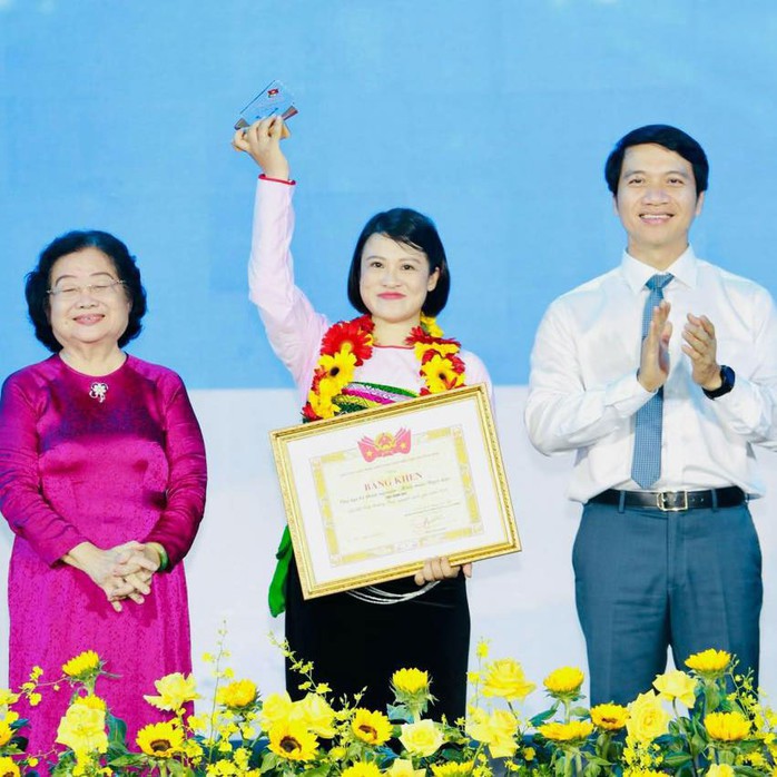 Cô giáo Phạm Thanh Huyền đại diện CLB nhận Giải thưởng Tình nguyện quốc gia năm 2023. (Ảnh do nhân vật cung cấp) Cô giáo Phạm Thanh Huyền đại diện CLB nhận Giải thưởng Tình nguyện quốc gia năm 2023. (Ảnh do nhân vật cung cấp)