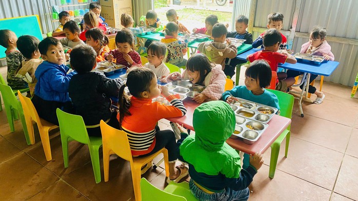 Các em nhỏ ở Trường Mầm non Trung Lý ăn trưa trong dự án. (Ảnh do nhân vật cung cấp) Các em nhỏ ở Trường Mầm non Trung Lý ăn trưa trong dự án. (Ảnh do nhân vật cung cấp)