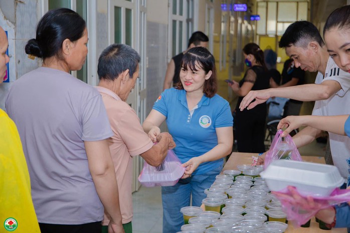 Cô giáo Phạm Thanh Huyền trao suất ăn cho bệnh nhân nghèo tại Bệnh viện Đa khoa khu vực Ngọc Lặc. (Ảnh do nhân vật cung cấp) Cô giáo Phạm Thanh Huyền trao suất ăn cho bệnh nhân nghèo tại Bệnh viện Đa khoa khu vực Ngọc Lặc. (Ảnh do nhân vật cung cấp)