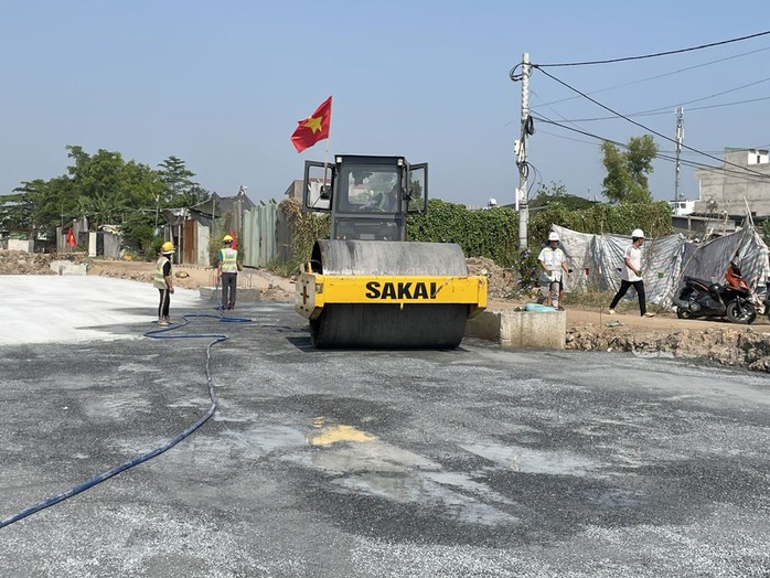 Công nhân rải đá, lu lèn chuẩn bị phần đường cho dự án cải tạo kênh Tham Lương - Bến Cát - rạch Nước Lên Công nhân rải đá, lu lèn chuẩn bị phần đường cho dự án cải tạo kênh Tham Lương - Bến Cát - rạch Nước Lên