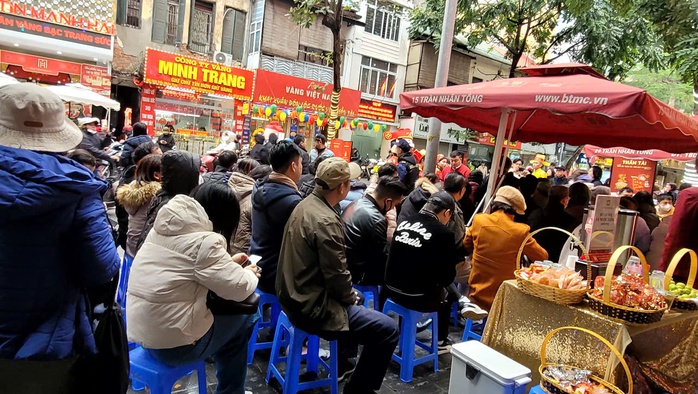 Hình ảnh khác lạ ở nhiều tiệm vàng trong ngày vía Thần Tài
- Ảnh 5. Hình ảnh khác lạ ở nhiều tiệm vàng trong ngày vía Thần Tài
- Ảnh 5.
