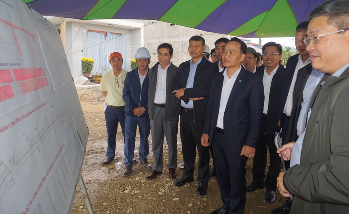 Kiểm tra cầu Quảng Đà, lãnh đạo Đà Nẵng gọi điện cho lãnh đạo thị xã Điện Bàn, tỉnh Quảng Nam- Ảnh 2. Kiểm tra cầu Quảng Đà, lãnh đạo Đà Nẵng gọi điện cho lãnh đạo thị xã Điện Bàn, tỉnh Quảng Nam- Ảnh 2.