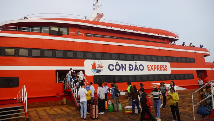 Người dân, du khách háo hức khi tàu cao tốc đi Côn Đảo hoạt động trở lại- Ảnh 2. Người dân, du khách háo hức khi tàu cao tốc đi Côn Đảo hoạt động trở lại- Ảnh 2.