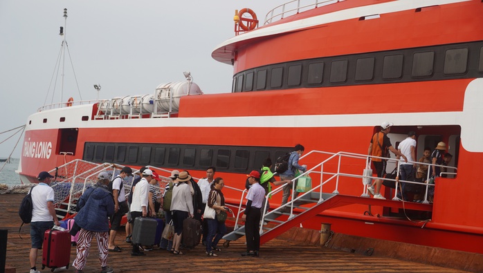 Người dân, du khách háo hức khi tàu cao tốc đi Côn Đảo hoạt động trở lại- Ảnh 1. Người dân, du khách háo hức khi tàu cao tốc đi Côn Đảo hoạt động trở lại- Ảnh 1.