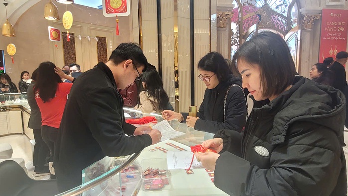 Có khách mua 200 chỉ vàng dù giá cao kỷ lục so với mùa Thần Tài những năm trước- Ảnh 4. Có khách mua 200 chỉ vàng dù giá cao kỷ lục so với mùa Thần Tài những năm trước- Ảnh 4.