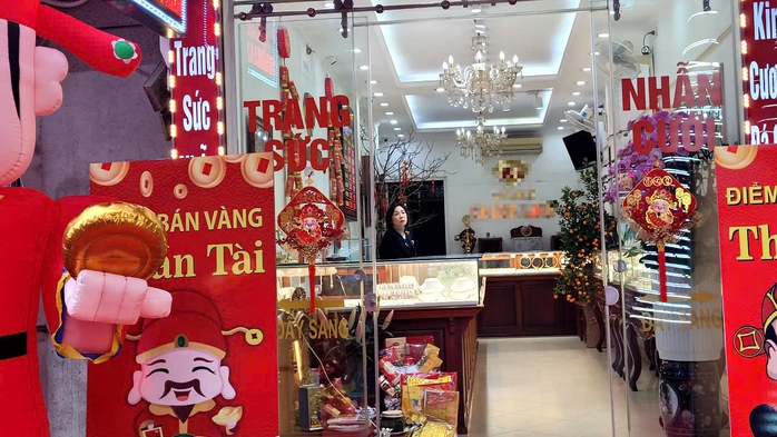 Hình ảnh khác lạ ở nhiều tiệm vàng trong ngày vía Thần Tài
- Ảnh 4. Hình ảnh khác lạ ở nhiều tiệm vàng trong ngày vía Thần Tài
- Ảnh 4.