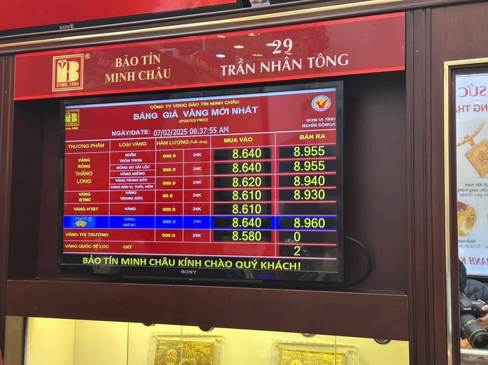 VIDEO: Người dân "đội" mưa rét mua vàng lấy vía Thần Tài từ 3 giờ sáng- Ảnh 3. VIDEO: Người dân "đội" mưa rét mua vàng lấy vía Thần Tài từ 3 giờ sáng- Ảnh 3.