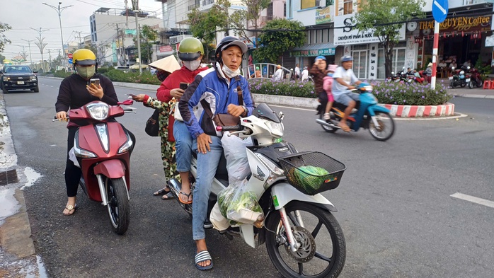 VIDEO: Người miền Tây hối hả mua cá lóc nướng ngày vía Thần Tài- Ảnh 2. VIDEO: Người miền Tây hối hả mua cá lóc nướng ngày vía Thần Tài- Ảnh 2.