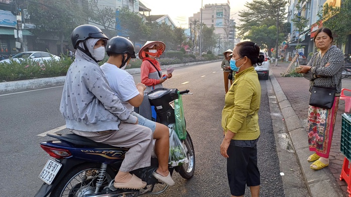 VIDEO: Người miền Tây hối hả mua cá lóc nướng ngày vía Thần Tài- Ảnh 3. VIDEO: Người miền Tây hối hả mua cá lóc nướng ngày vía Thần Tài- Ảnh 3.