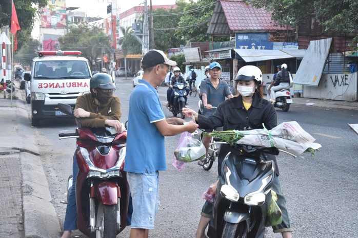 VIDEO: Người miền Tây hối hả mua cá lóc nướng ngày vía Thần Tài- Ảnh 5. VIDEO: Người miền Tây hối hả mua cá lóc nướng ngày vía Thần Tài- Ảnh 5.