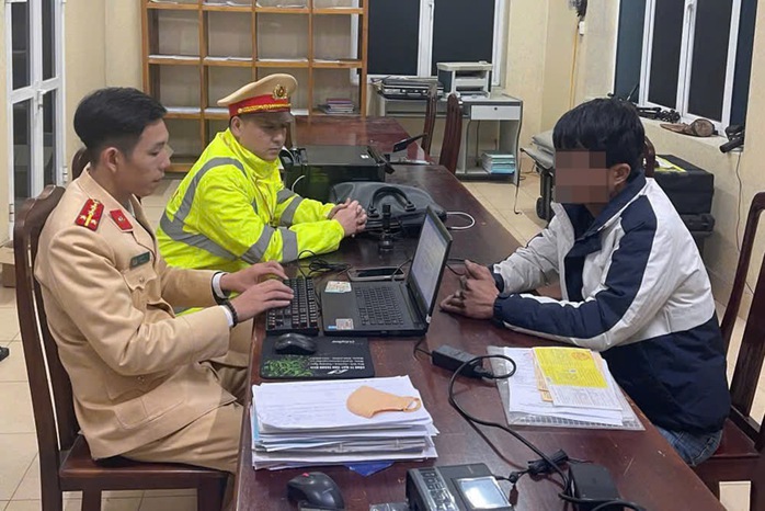 VIDEO: Tài xế xe đầu kéo có hành vi gây nguy hiểm cho đoàn xe ưu tiên- Ảnh 1. VIDEO: Tài xế xe đầu kéo có hành vi gây nguy hiểm cho đoàn xe ưu tiên- Ảnh 1.
