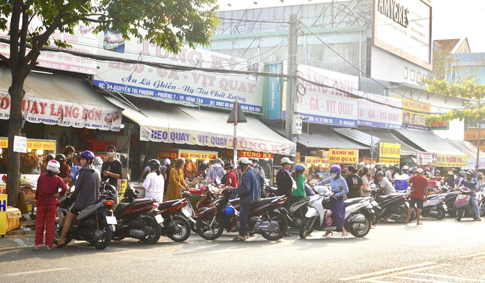 Người dân Vũng Tàu xếp hàng dài từ 4 giờ sáng trên đường Nguyễn Tri Phương trong ngày vía Thần Tài- Ảnh 7. Người dân Vũng Tàu xếp hàng dài từ 4 giờ sáng trên đường Nguyễn Tri Phương trong ngày vía Thần Tài- Ảnh 7.