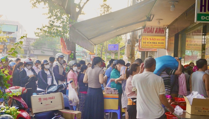 Người dân Vũng Tàu xếp hàng dài từ 4 giờ sáng trên đường Nguyễn Tri Phương trong ngày vía Thần Tài- Ảnh 2. Người dân Vũng Tàu xếp hàng dài từ 4 giờ sáng trên đường Nguyễn Tri Phương trong ngày vía Thần Tài- Ảnh 2.
