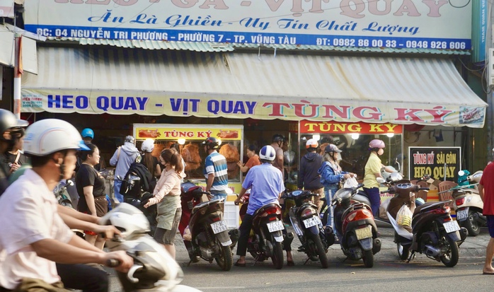 Người dân Vũng Tàu xếp hàng dài từ 4 giờ sáng trên đường Nguyễn Tri Phương trong ngày vía Thần Tài- Ảnh 5. Người dân Vũng Tàu xếp hàng dài từ 4 giờ sáng trên đường Nguyễn Tri Phương trong ngày vía Thần Tài- Ảnh 5.