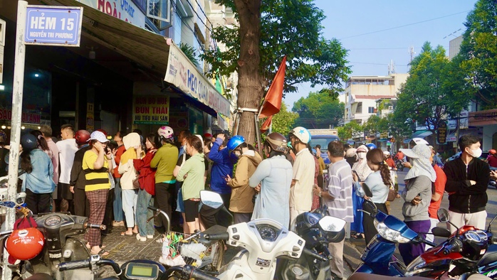 Người dân Vũng Tàu xếp hàng dài từ 4 giờ sáng trên đường Nguyễn Tri Phương trong ngày vía Thần Tài- Ảnh 1. Người dân Vũng Tàu xếp hàng dài từ 4 giờ sáng trên đường Nguyễn Tri Phương trong ngày vía Thần Tài- Ảnh 1.