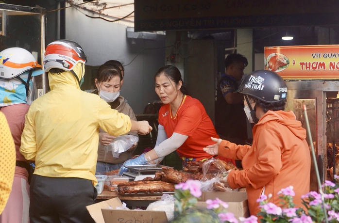 Người dân Vũng Tàu xếp hàng dài từ 4 giờ sáng trên đường Nguyễn Tri Phương trong ngày vía Thần Tài- Ảnh 3. Người dân Vũng Tàu xếp hàng dài từ 4 giờ sáng trên đường Nguyễn Tri Phương trong ngày vía Thần Tài- Ảnh 3.