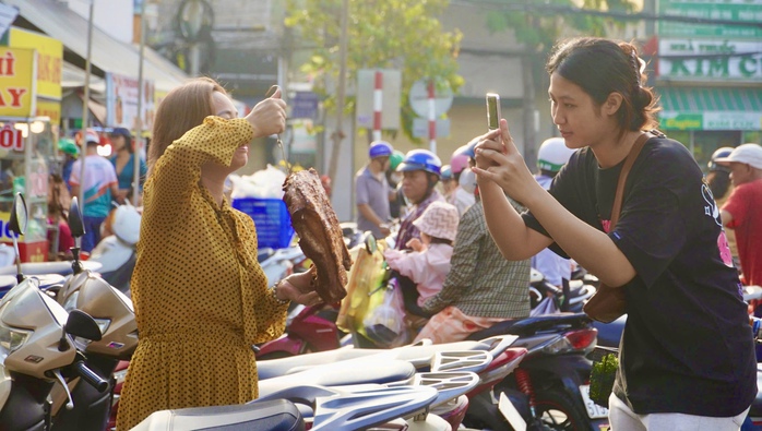 Người dân Vũng Tàu xếp hàng dài từ 4 giờ sáng trên đường Nguyễn Tri Phương trong ngày vía Thần Tài- Ảnh 4. Người dân Vũng Tàu xếp hàng dài từ 4 giờ sáng trên đường Nguyễn Tri Phương trong ngày vía Thần Tài- Ảnh 4.
