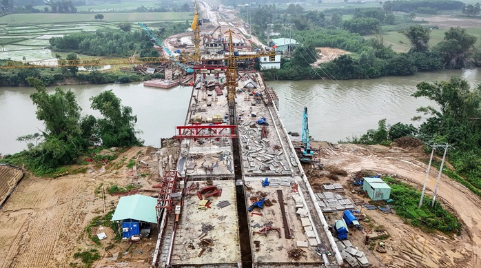 Kiểm tra cầu Quảng Đà, lãnh đạo Đà Nẵng gọi điện cho lãnh đạo thị xã Điện Bàn, tỉnh Quảng Nam- Ảnh 1. Kiểm tra cầu Quảng Đà, lãnh đạo Đà Nẵng gọi điện cho lãnh đạo thị xã Điện Bàn, tỉnh Quảng Nam- Ảnh 1.