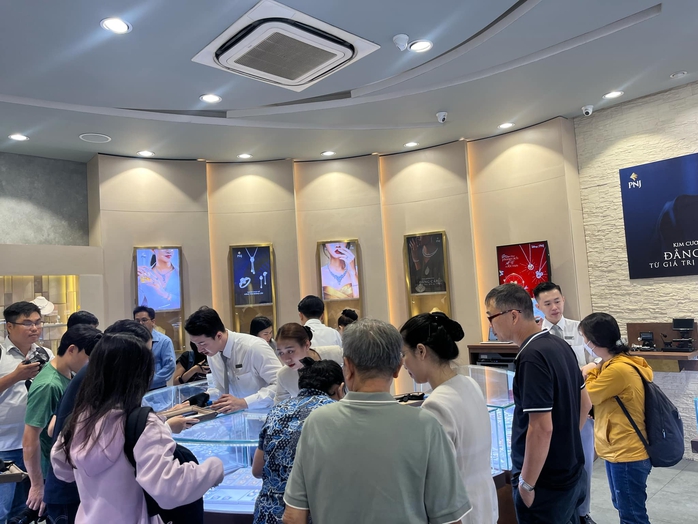 Ngày vía Thần Tài, giá vàng miếng SJC biến động rất mạnh- Ảnh 1. Ngày vía Thần Tài, giá vàng miếng SJC biến động rất mạnh- Ảnh 1.