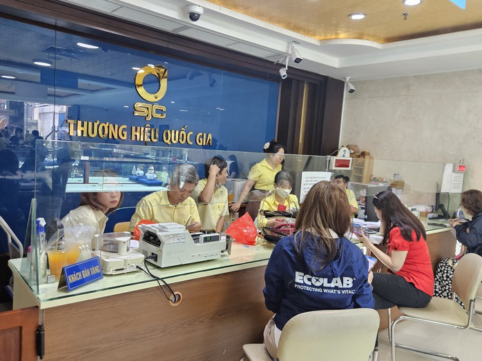 Giá vàng miếng SJC, vàng nhẫn có diễn biến bất ngờ vào cuối ngày 1-4- Ảnh 2. Giá vàng miếng SJC, vàng nhẫn có diễn biến bất ngờ vào cuối ngày 1-4- Ảnh 2.