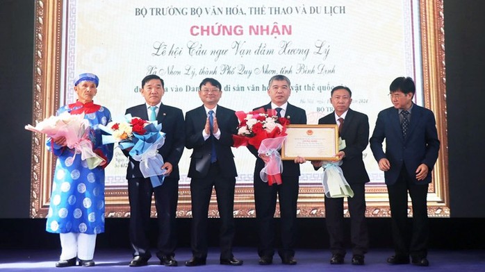 Bình Định nhận bằng di sản văn hóa phi vật thể quốc gia Lễ hội cầu ngư vạn đầm Xương Lý- Ảnh 1. Bình Định nhận bằng di sản văn hóa phi vật thể quốc gia Lễ hội cầu ngư vạn đầm Xương Lý- Ảnh 1.