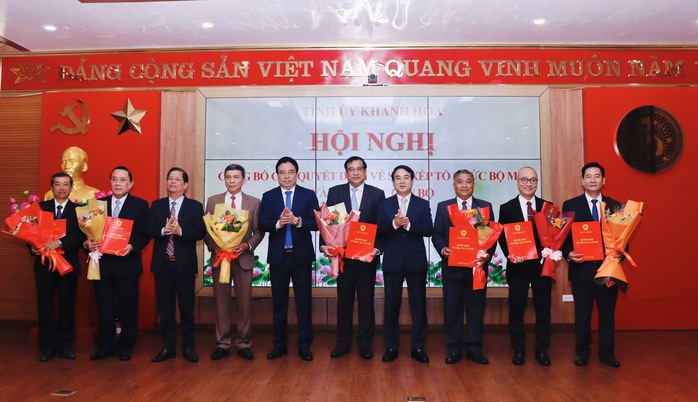 Khánh Hòa công bố các quyết định về sắp xếp tổ chức bộ máy và công tác cán bộ - Ảnh 1. Khánh Hòa công bố các quyết định về sắp xếp tổ chức bộ máy và công tác cán bộ - Ảnh 1.