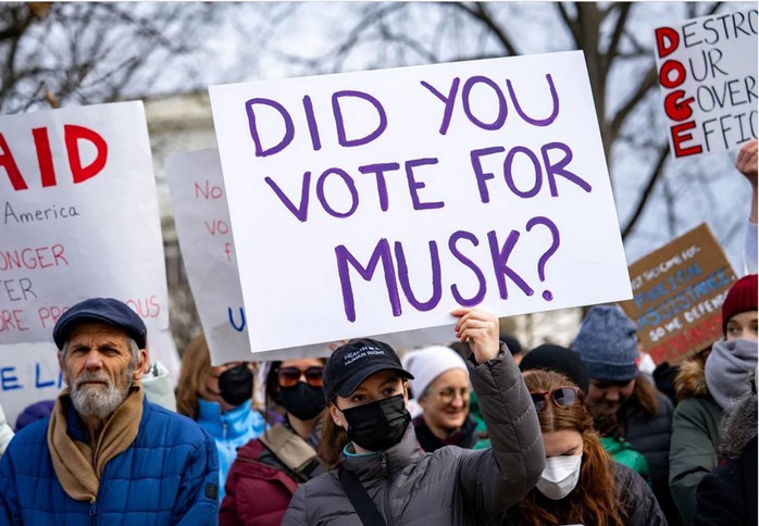 Người biểu tình đổ lỗi cho tỉ phú Elon Musk về việc Cơ quan Phát triển quốc tế (USAID) bị đe dọa đóng cửa. Ảnh: NPR Người biểu tình đổ lỗi cho tỉ phú Elon Musk về việc Cơ quan Phát triển quốc tế (USAID) bị đe dọa đóng cửa. Ảnh: NPR